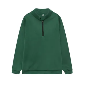 Dettaglio felpa donna verde bosco con mezza zip e colletto alto, maniche lunghe sportive.