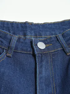 Détail en gros plan d'un pantalon en jean stretch bleu à taille moyenne