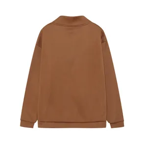 Vista posteriore di una felpa casual marrone da donna con mezza zip e polsini a costine