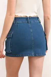 Detail der Rückansicht eines blauen Denim-Cargo-Minirockes mit schmaler Passform