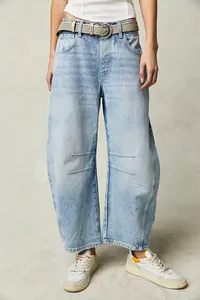 Vista frontale dei jeans larghi da donna lavaggio chiaro con dettaglio cucitura