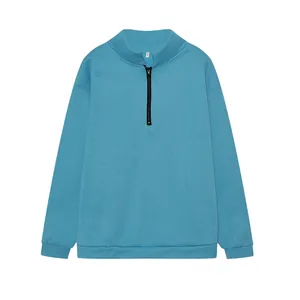 Vista dettagliata di una felpa azzurra da donna con mezza zip e maniche lunghe pullover