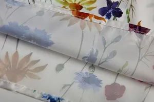Nahaufnahme des floralen Stoffes und der sauberen Saumnähte des eleganten Kleides
