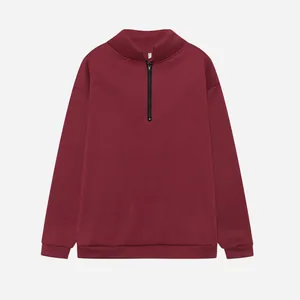 Dettaglio di una felpa bordeaux da donna con mezza zip e maniche lunghe stile casual.