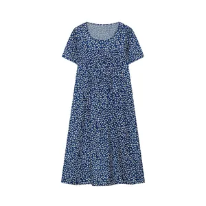 Elegantes dunkelblaues Kurzarm-Midikleid mit weißem Blumendruck auf weißem Hintergrund