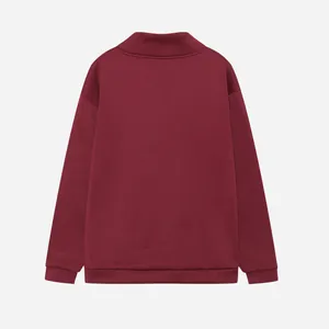 Vista posteriore di una felpa bordeaux con mezza zip e bordi a costine su polsini e fondo.
