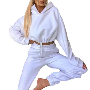Stijlvolle witte tweedelige sportieve casual set met korte hoodie en joggingbroek