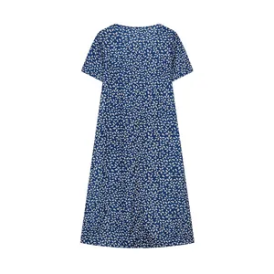 Vollständige Rückansicht eines eleganten Damen-Kurzarmkleides mit blau-weißem Blattmuster