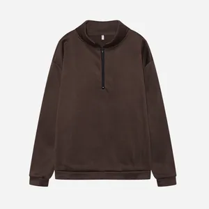 Primo piano di una felpa da donna marrone scuro con mezza zip e maniche lunghe.