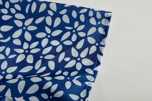 Detailaufnahme eines blau-weißen floralen Druckstoffs mit sauberen Nähten für Damenkleid.
