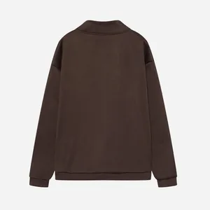 Vista posteriore di una felpa casual marrone da donna con mezza zip a maniche lunghe