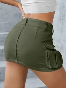Detailansicht eines olivgrünen, tief sitzenden Bodycon-Cargo-Minirocks mit Tasche.