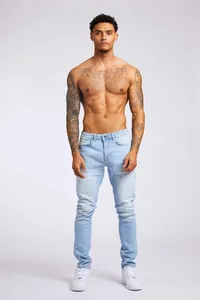 Vue de face d'un jean en denim bleu clair pour homme, coupe skinny et taille haute