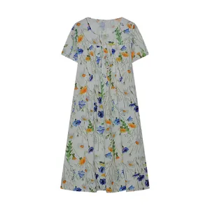 Detailansicht eines weißen Kurzarm-A-Linien-Kleides mit lebhaftem Blumenprint-Muster.