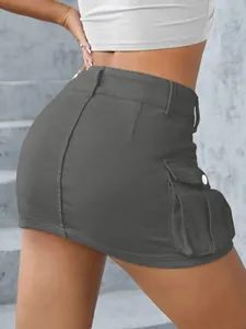 Detail eines grauen Cargo-Minirocks mit niedriger Taille und Seitentasche
