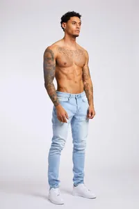 Vue détaillée d'un jean en denim bleu clair ajusté à taille haute pour homme