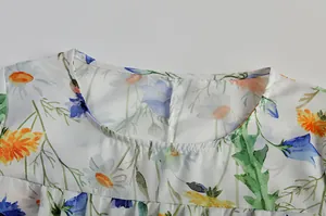 Nahaufnahme des Rundhalsausschnitts und des Blumenmusters auf dem herbstlichen Kleid