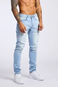 Jean slim bleu clair à taille haute pour homme présenté sur un mannequin en studio
