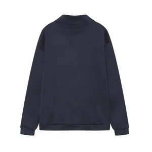 Vista posteriore di una felpa casual blu navy a maniche lunghe con polsini a coste.