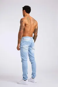 Vue arrière d'un jean en denim bleu clair pour homme avec une coupe slim tendance