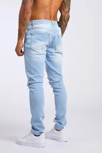 Vue arrière détaillée d'un jean skinny bleu clair pour homme à taille haute tendance