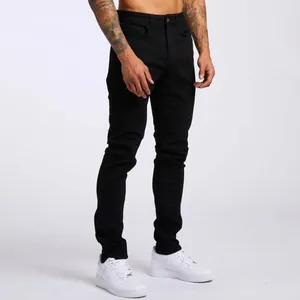 Vue détaillée du jean skinny noir taille haute pour homme à coupe ajustée et finition propre