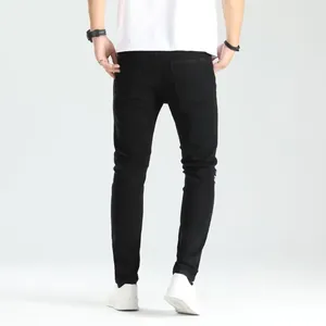 Vista posteriore dettagliata dei jeans skinny neri strappati alla moda da uomo
