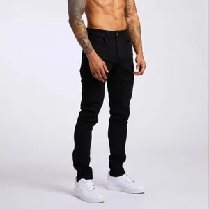 Jean slim noir taille haute pour homme présenté sur un mannequin en studio pro