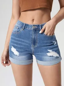 Vista frontale di pantaloncini di jeans blu a vita alta con orlo risvoltato e strappi