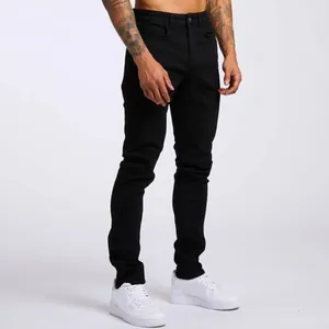 Vue détaillée d'un jean en denim noir pour hommes avec coupe ajustée et taille haute