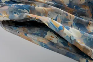 Nahaufnahme des eleganten abstrakten Blumendrucks auf weichem Chiffon-Kleiderstoff.