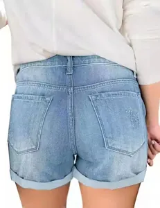 Detalle de los bolsillos traseros desgastados y el dobladillo con vuelta del short