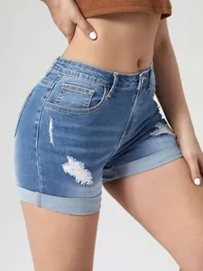 Vista dettagliata di pantaloncini di denim a vita alta con strappi e orlo risvoltato