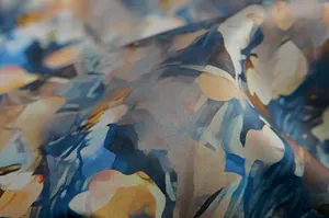 Nahaufnahme eines eleganten künstlerischen Blumendrucks auf hochwertigem Kleiderstoff