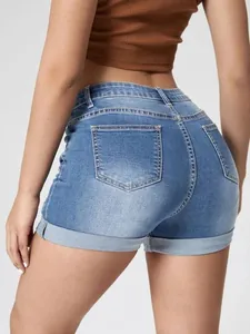 Vista posteriore dettagliata di pantaloncini di denim blu a vita alta con risvolto.