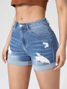 Dettaglio di pantaloncini di denim a vita alta con strappi e orlo risvoltato.