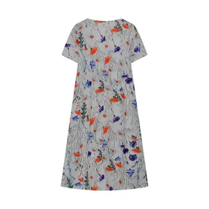 Rückansicht eines Damen-Kurzarmkleides mit buntem Blumendruck und weitem Rockteil