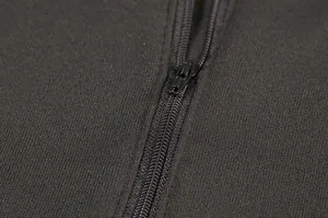 Dettaglio ravvicinato di una felpa nera da donna con mezza zip e trama del tessuto