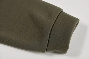 Vista dettagliata del polsino elastico a coste su una felpa a maniche lunghe verde militare