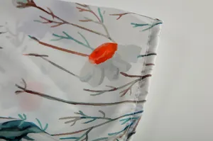 Detaillierte Nahaufnahme des Blumendruckstoffs und der hochwertigen Saumnaht dieses Kleides