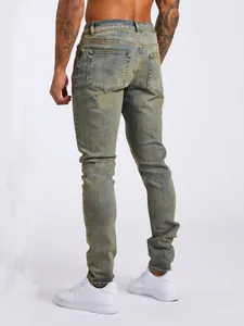 Vue arrière d'un jean homme coupe ajustée avec délavage acide vintage et poches arrière.