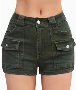 Dettaglio pantaloncini cargo in denim verde oliva a vita alta con tasche