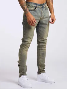 Vue détaillée du jean skinny homme à taille haute et coupe ajustée avec délavage clair.