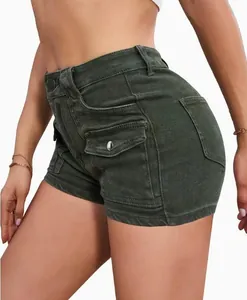 Dettaglio di pantaloncini di jeans elasticizzati verde militare con tasca