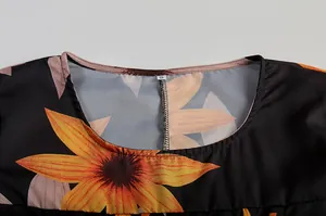 Detailansicht des Rundhalsausschnitts an einem modischen Kleid mit Sonnenblumenmuster.