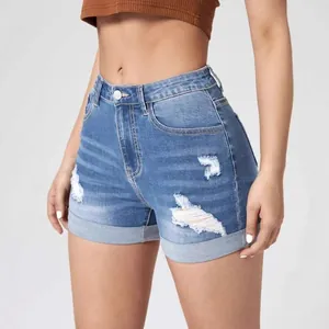 Pantaloncini di jeans blu a vita alta da donna con orli risvoltati e dettagli strappati