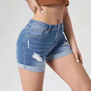 Pantaloncini di jeans a vita alta da donna con strappi alla moda e orli risvoltati elastici