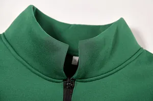 Dettaglio della felpa verde con mezza zip e colletto rialzato, finitura di qualità