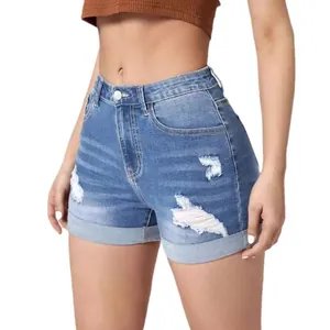 Pantaloncini di jeans a vita alta strappati con orlo risvoltato da donna in blu chiaro