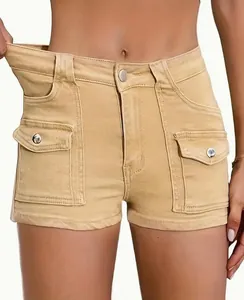 Primo piano di pantaloncini di jeans kaki attillati con tasche cargo anteriori e bottoni